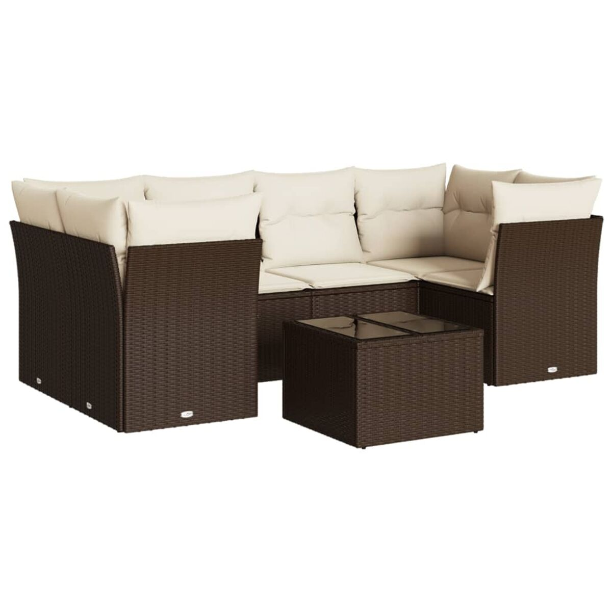 Divano angolare in vimini marrone scuro con cuscini color crema e tavolino con piano in vetro.