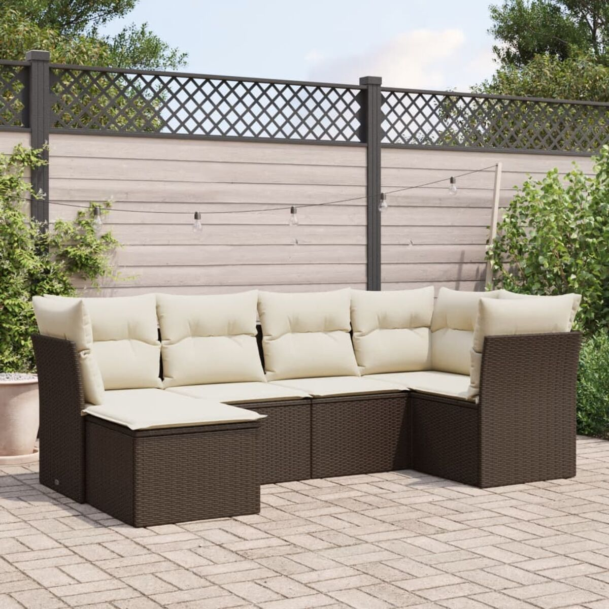 Dunkelbraunes Outdoor-Wicker-Sofaset mit beigen Kissen auf einer Ziegelterrasse.