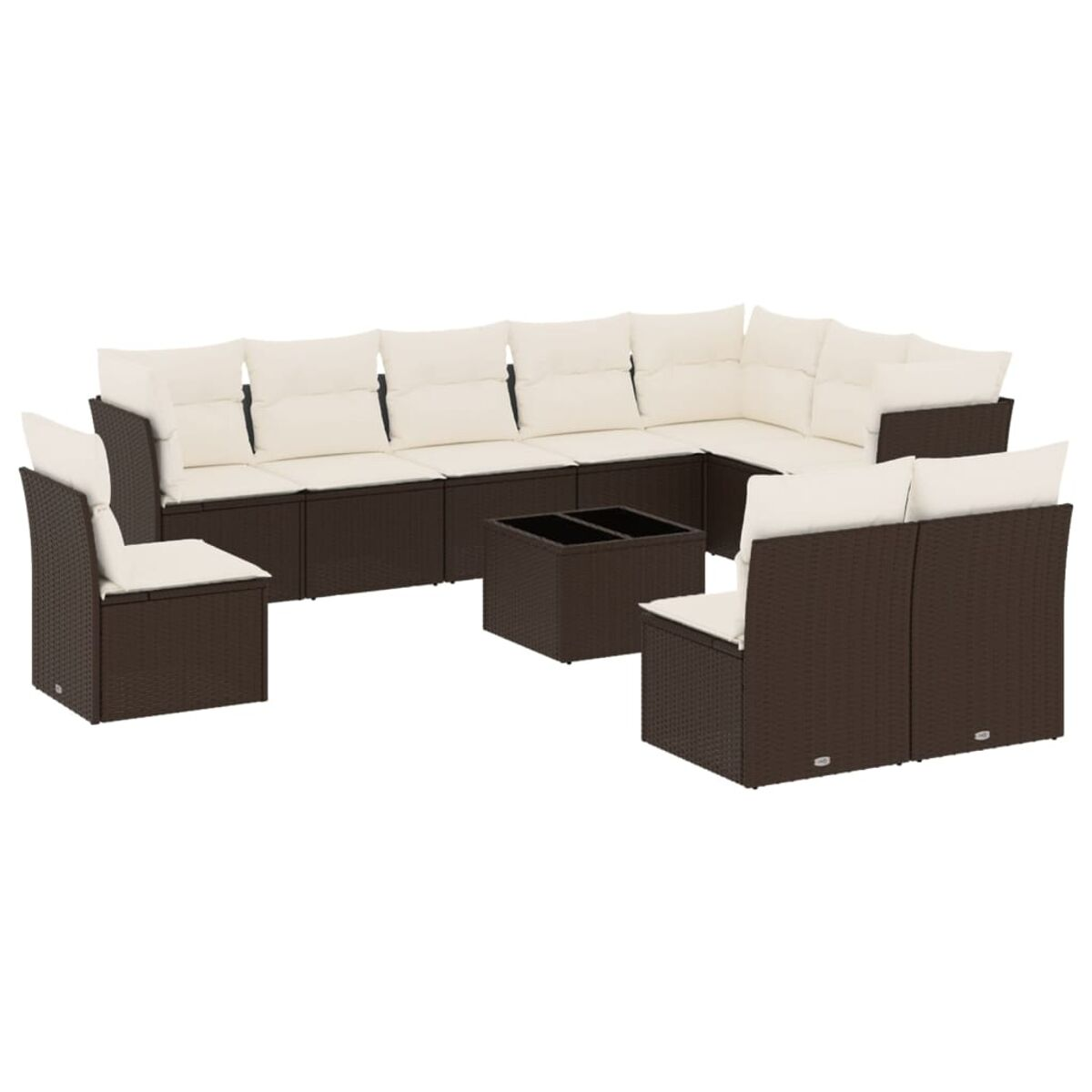 Divano angolare in vimini marrone scuro con cuscini color crema, due sedie e tavolino vetro.