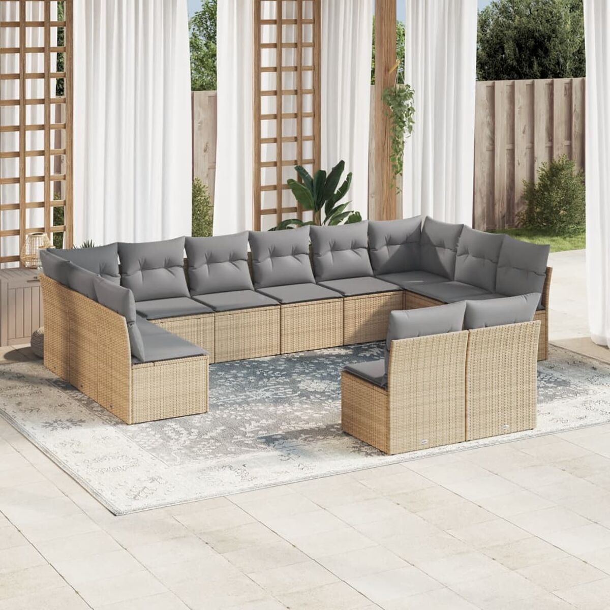 Sitzbereich im Freien mit Sofa, Stühlen und Tisch. Graue Kissen sichtbar.