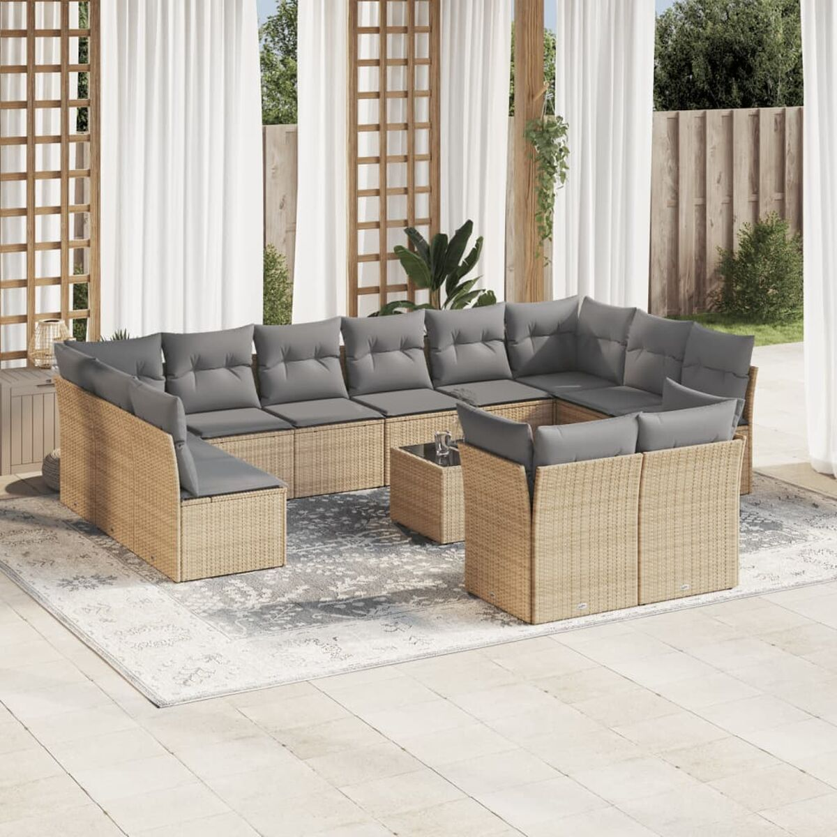 Outdoor-Ecksofa mit Couchtisch auf einem gemusterten Teppich.