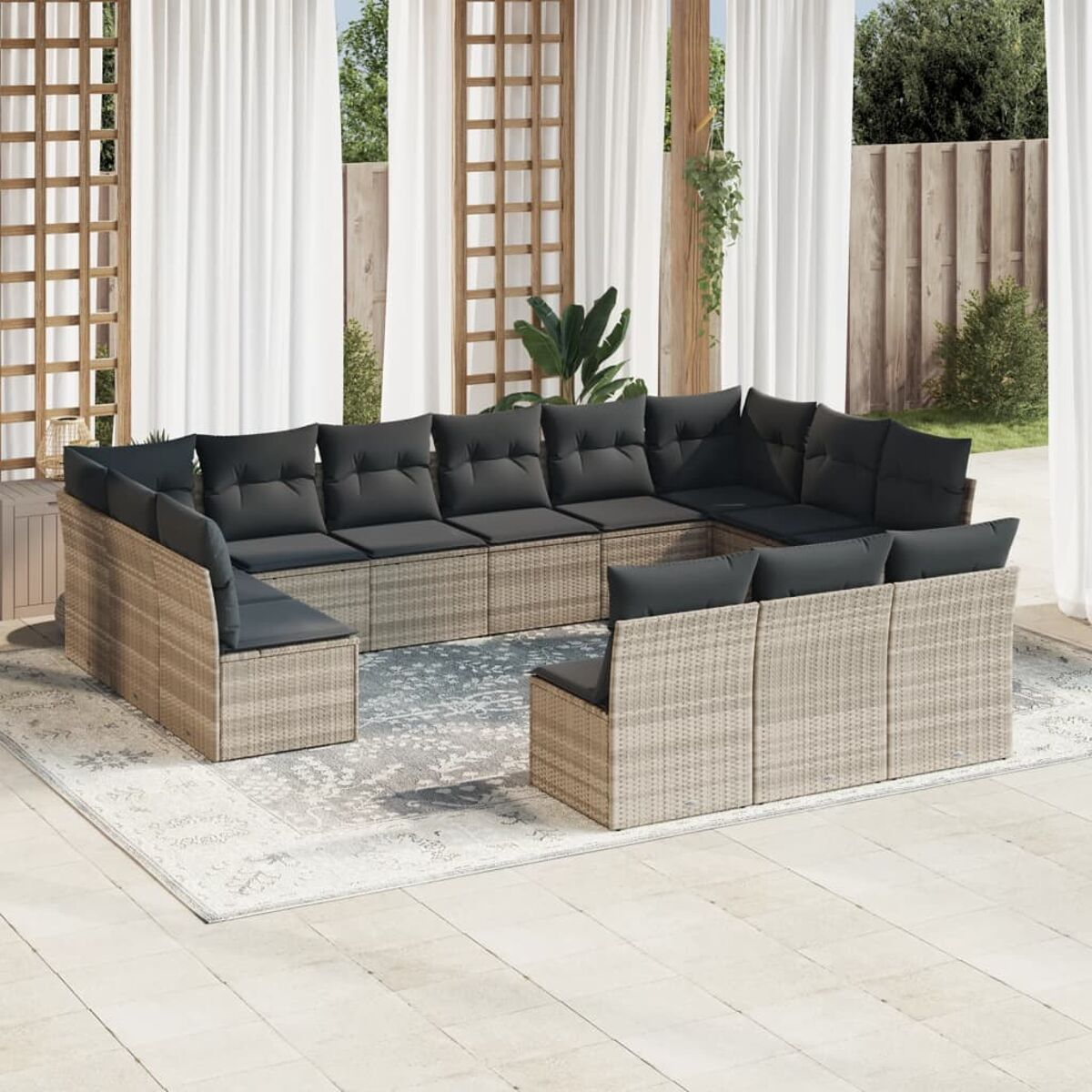 Mobili da patio: divano modulare grigio con cuscini.