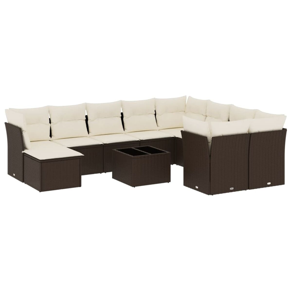 Divano angolare in rattan marrone con cuscini beige e un tavolo. Sfondo bianco.