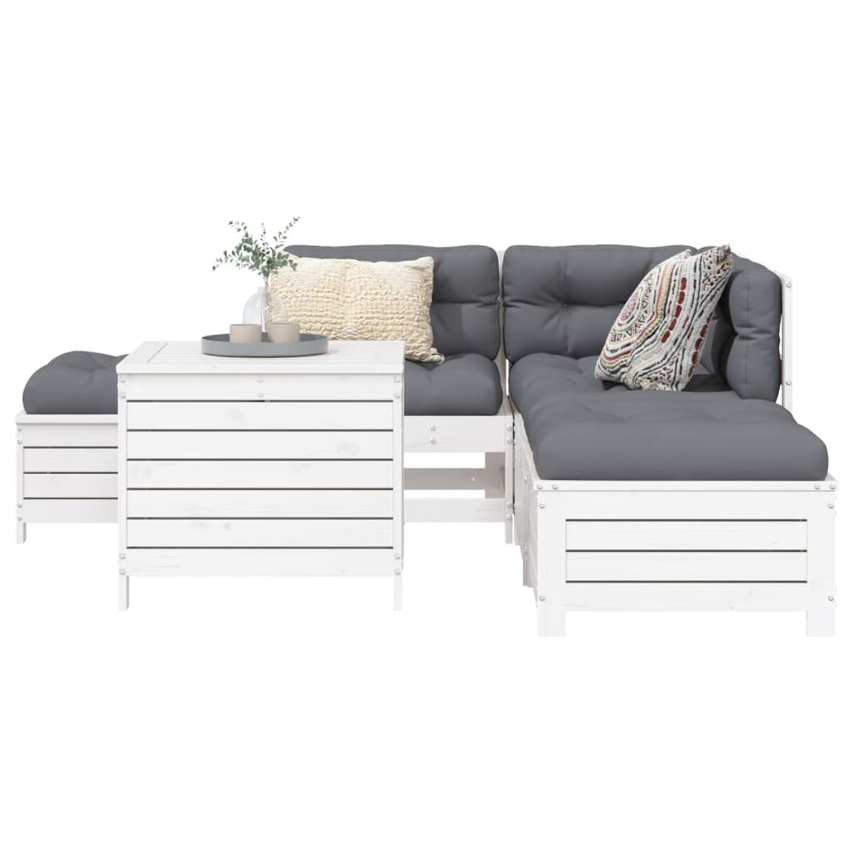 Weißes Holz-Outdoor-Sofagarnitur mit grauen Kissen, kleinem Tisch und Dekorationsartikeln. Weißer Hintergrund.