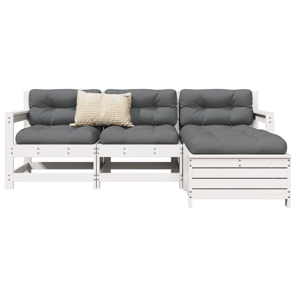 Weißes Holz-Outdoor-Ecksofa mit grauen Kissen und Kissen, weißer Hintergrund.