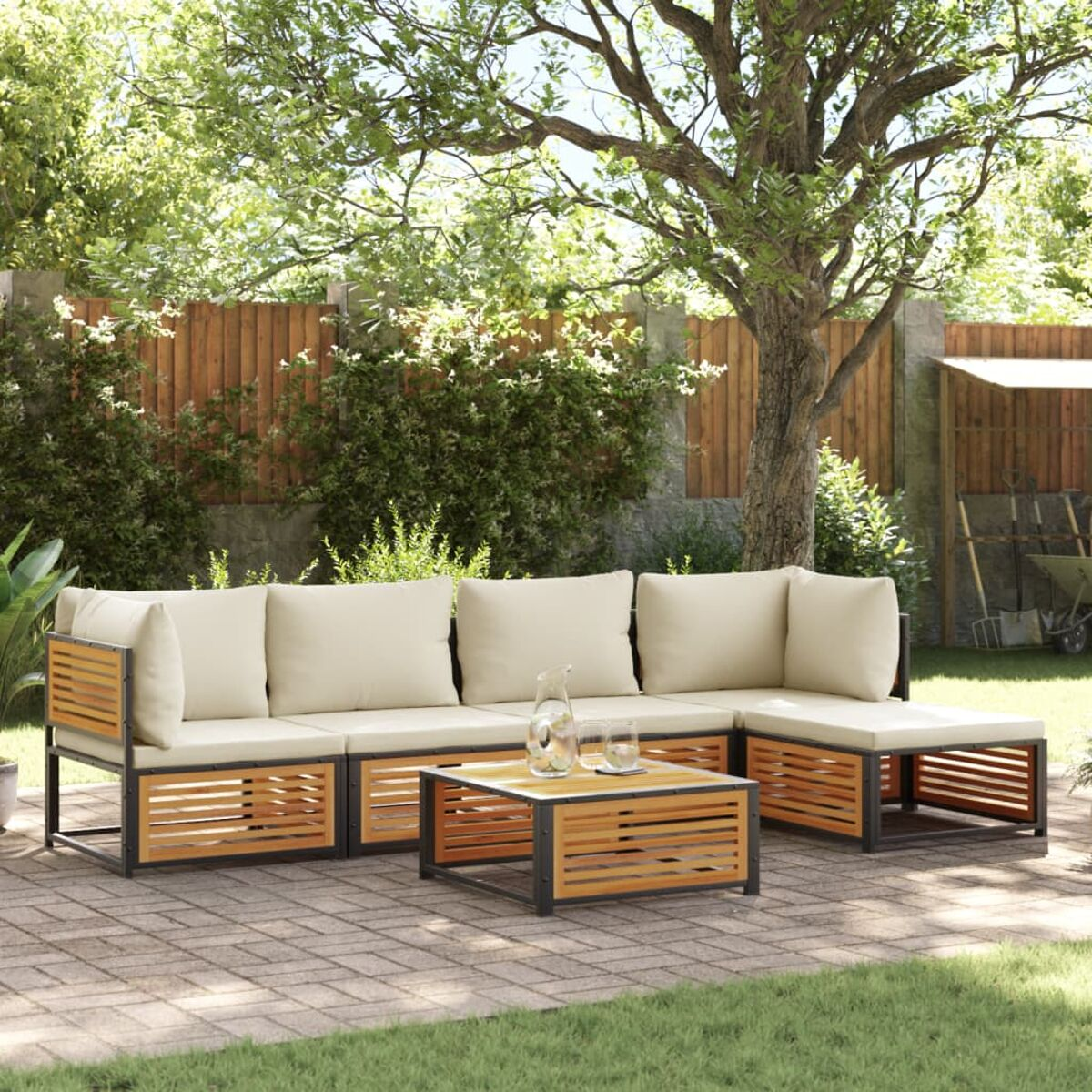 Outdoor-Ecksofa-Set mit beigen Kissen und einem Holztisch. Die Szene befindet sich auf einer Backsteinterrasse.