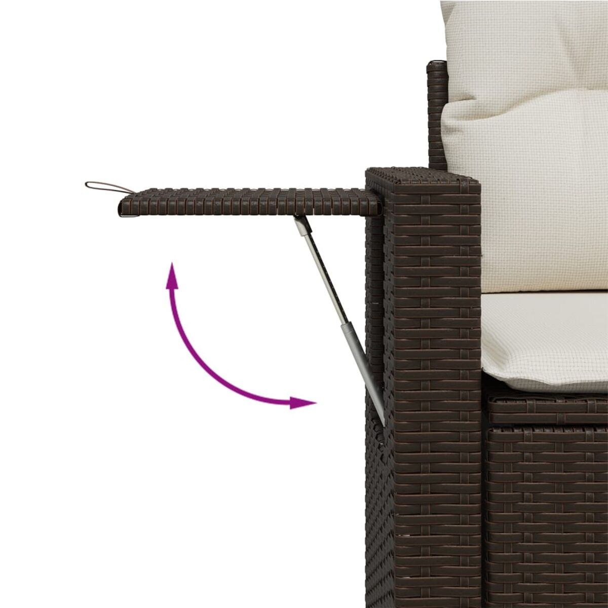 Primo piano di un bracciolo di sedia in rattan marrone con tavolino laterale estensibile.