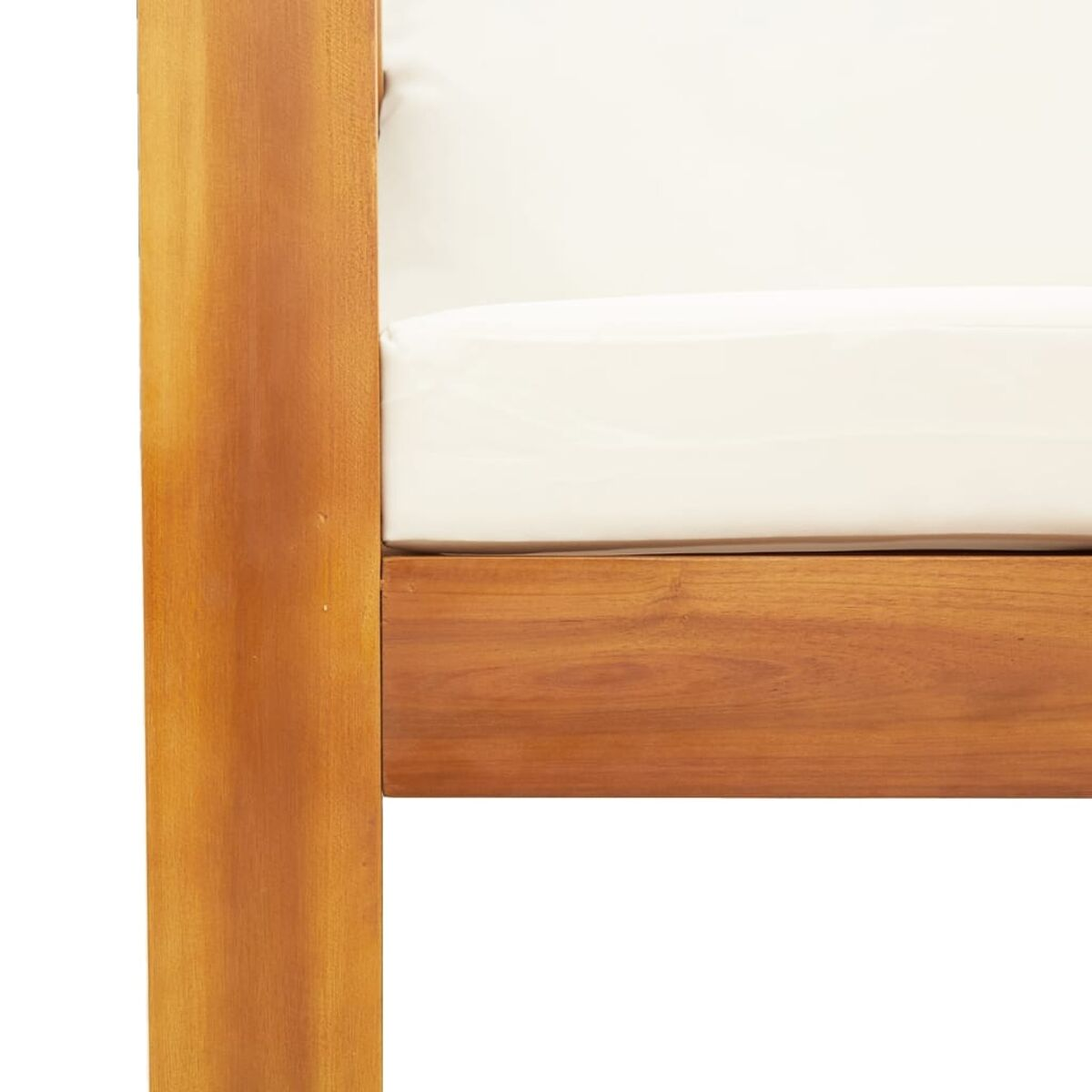 Primo piano di un telaio in legno con un cuscino beige. Sfondo bianco.