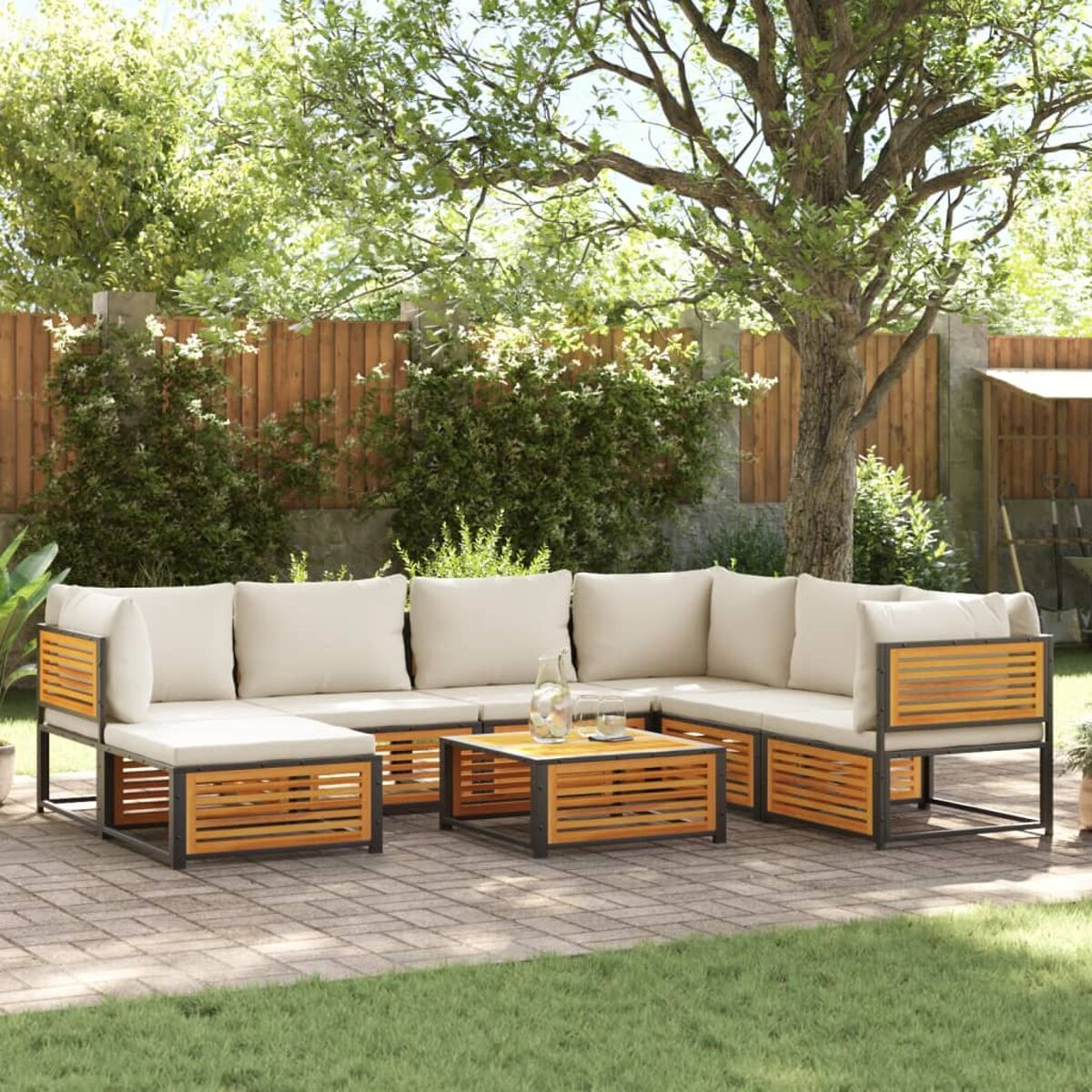 Helles Holz-Outdoor-Ecksofa mit beigefarbenen Kissen. Ein Holztisch steht im Zentrum.