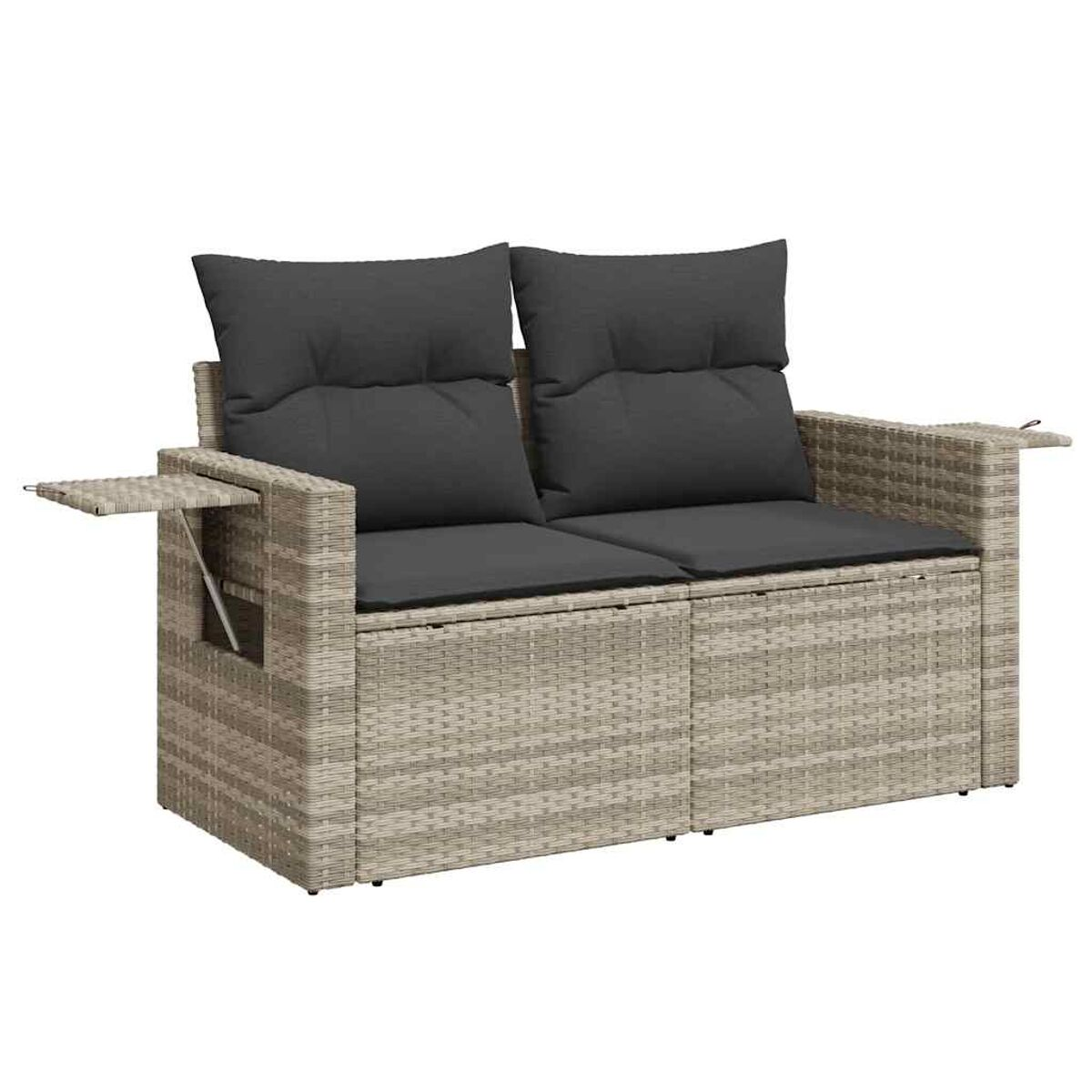 Zweisitzer-Rattansofa mit grauen Kissen, mit einem Beistelltisch links.