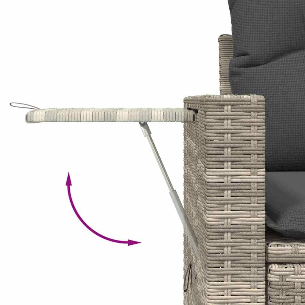 Nahaufnahme der Armlehne eines Rattan-Sofas mit ausziehbarer Ablage. Das Tablett wird geöffnet.