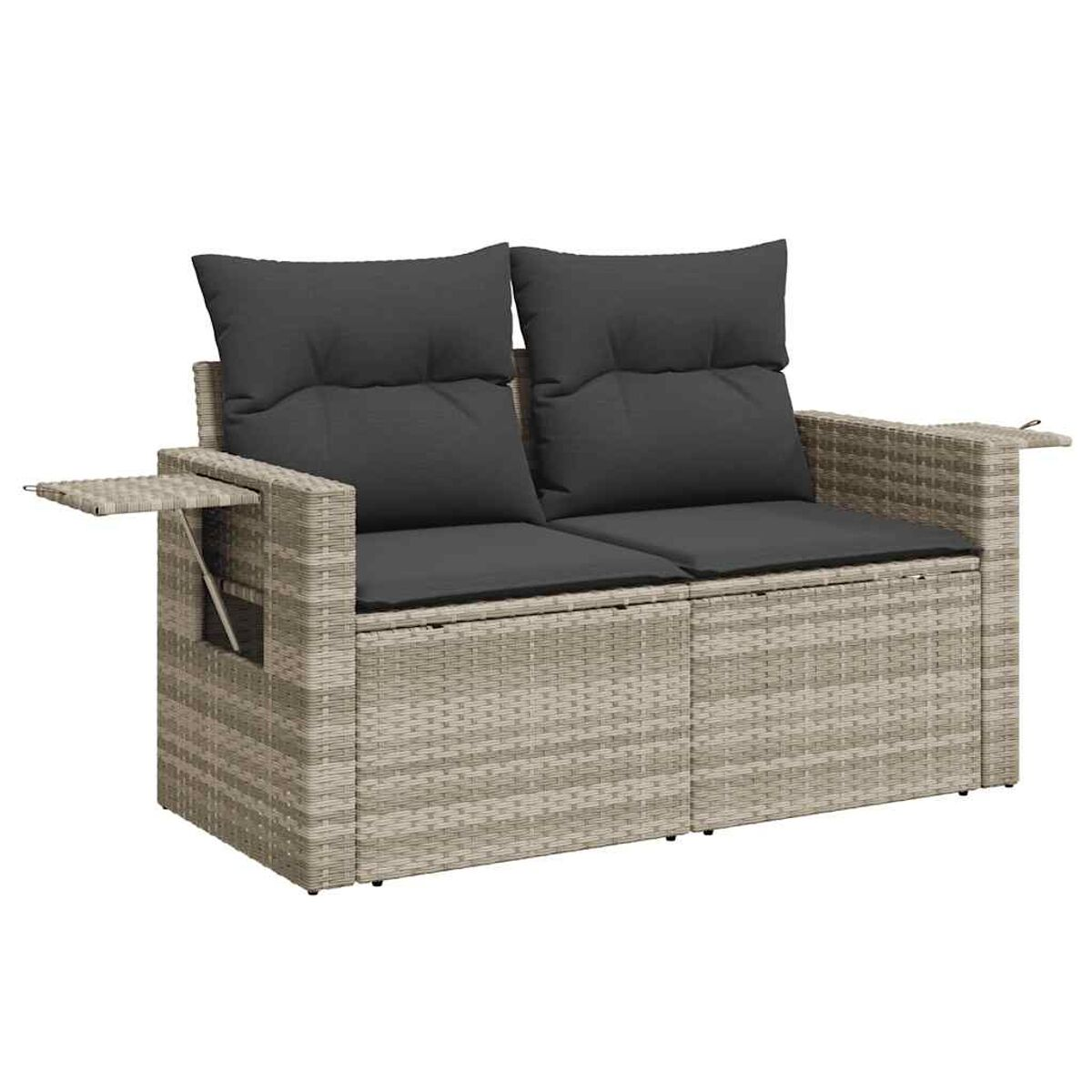 Rattan-Zweisitzer mit grauen Kissen und Beistelltischen auf einer Terrasse.