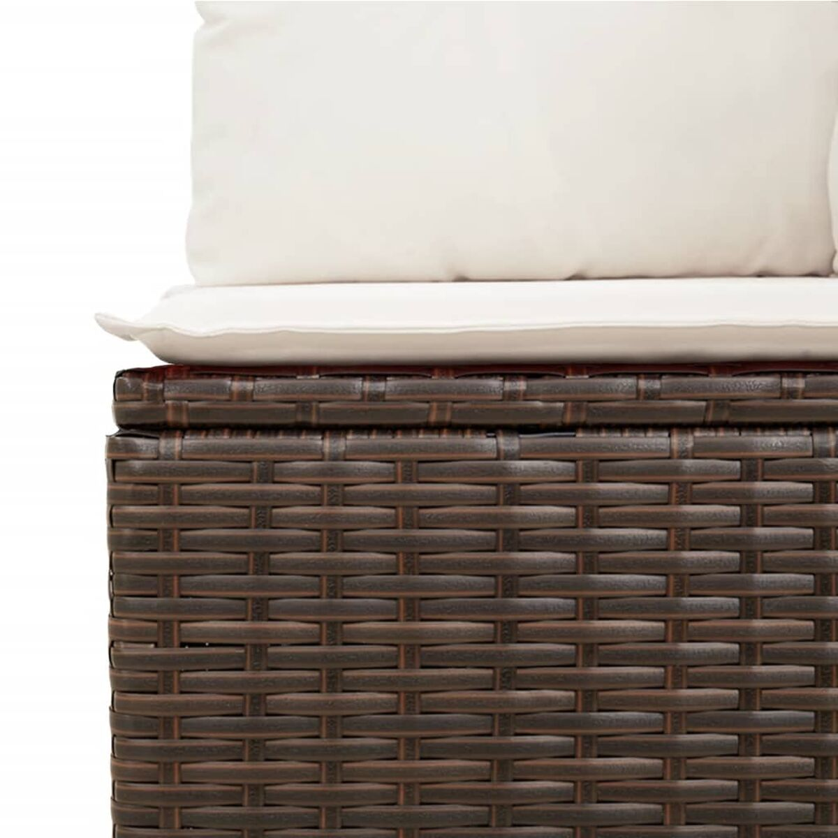 Contenitore in vimini marrone con cuscino color crema, vista ravvicinata.
