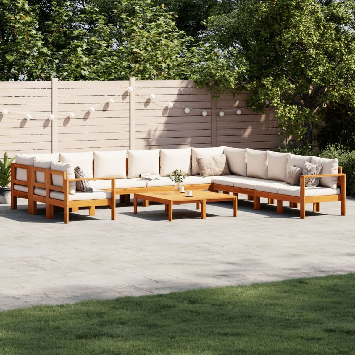 Ein Terrassenset mit hellem Holzrahmen und weißen Kissen. Enthält ein Sofa, Stühle und einen Couchtisch.