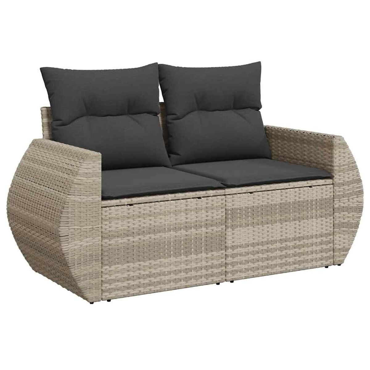 Zweisitzer-Rattansofa mit dunkelgrauen Kissen. Das Sofa steht auf hellem grauem Hintergrund.