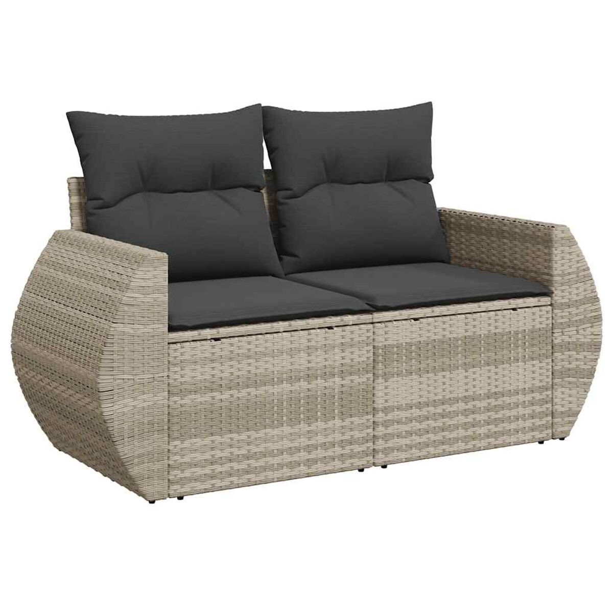 Korbsessel mit zwei dunkelgrauen Kissen. Es hat ein geschwungenes Design und ist beige. Weißer Hintergrund.