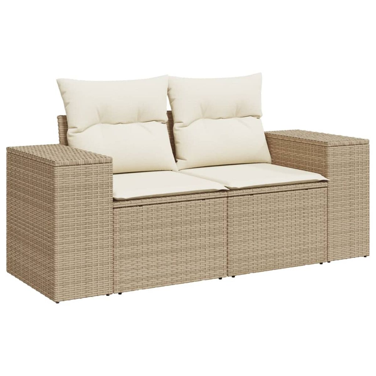 Zweisitzer-Rattansofa mit cremefarbenen Kissen. Das Sofa steht auf hellbeigem Hintergrund.