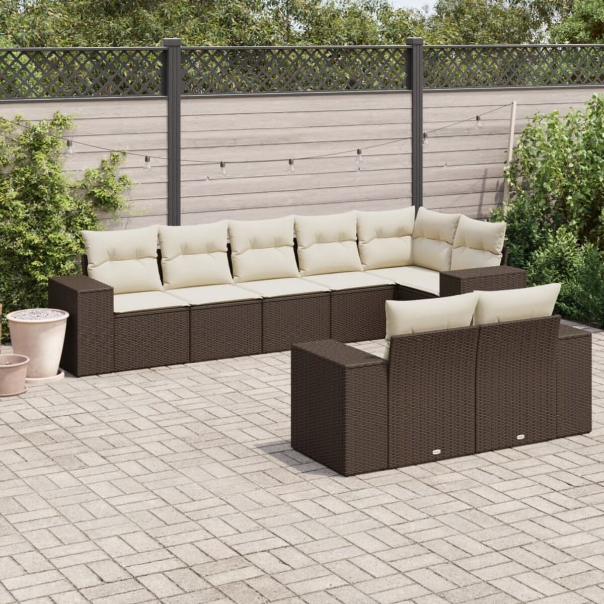 Braunes Rattan-Outdoor-Sofaset mit beigen Kissen und einem quadratischen Couchtisch.