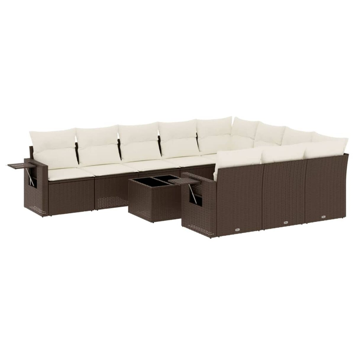 Divano angolare in vimini marrone con cuscini color crema e tavolino coordinato, sfondo bianco.