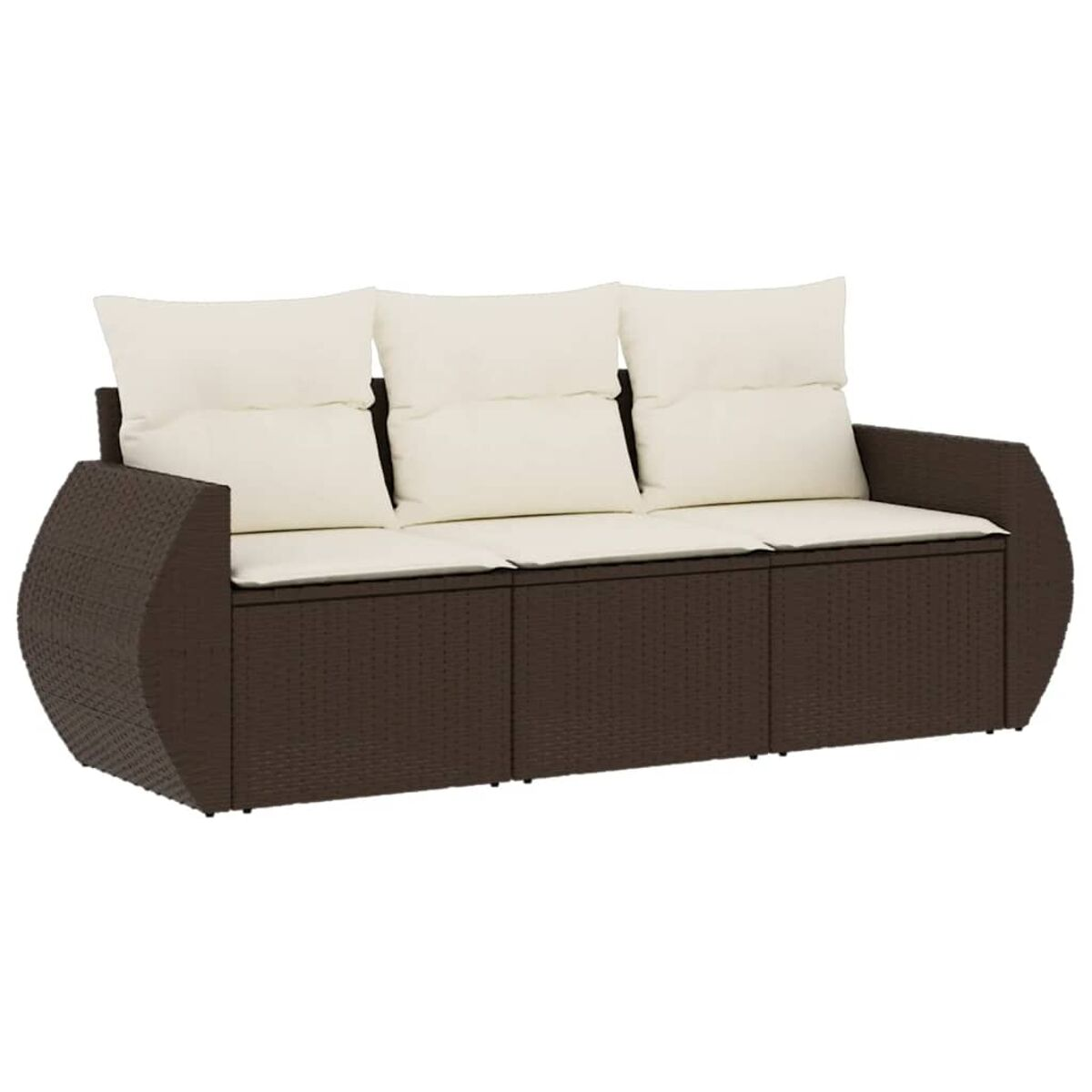 Un divano in rattan marrone con cuscini color crema.