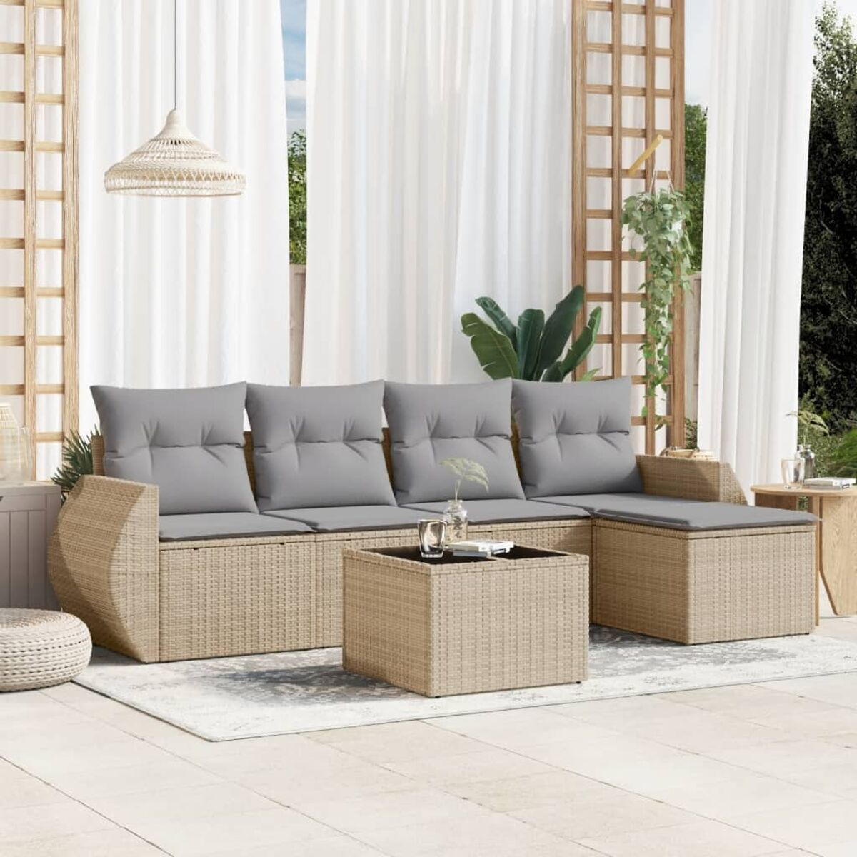 Terrassenmöbel-Set aus beigem Webstoff, grauen Kissen und einem Tisch mit Glasplatte.