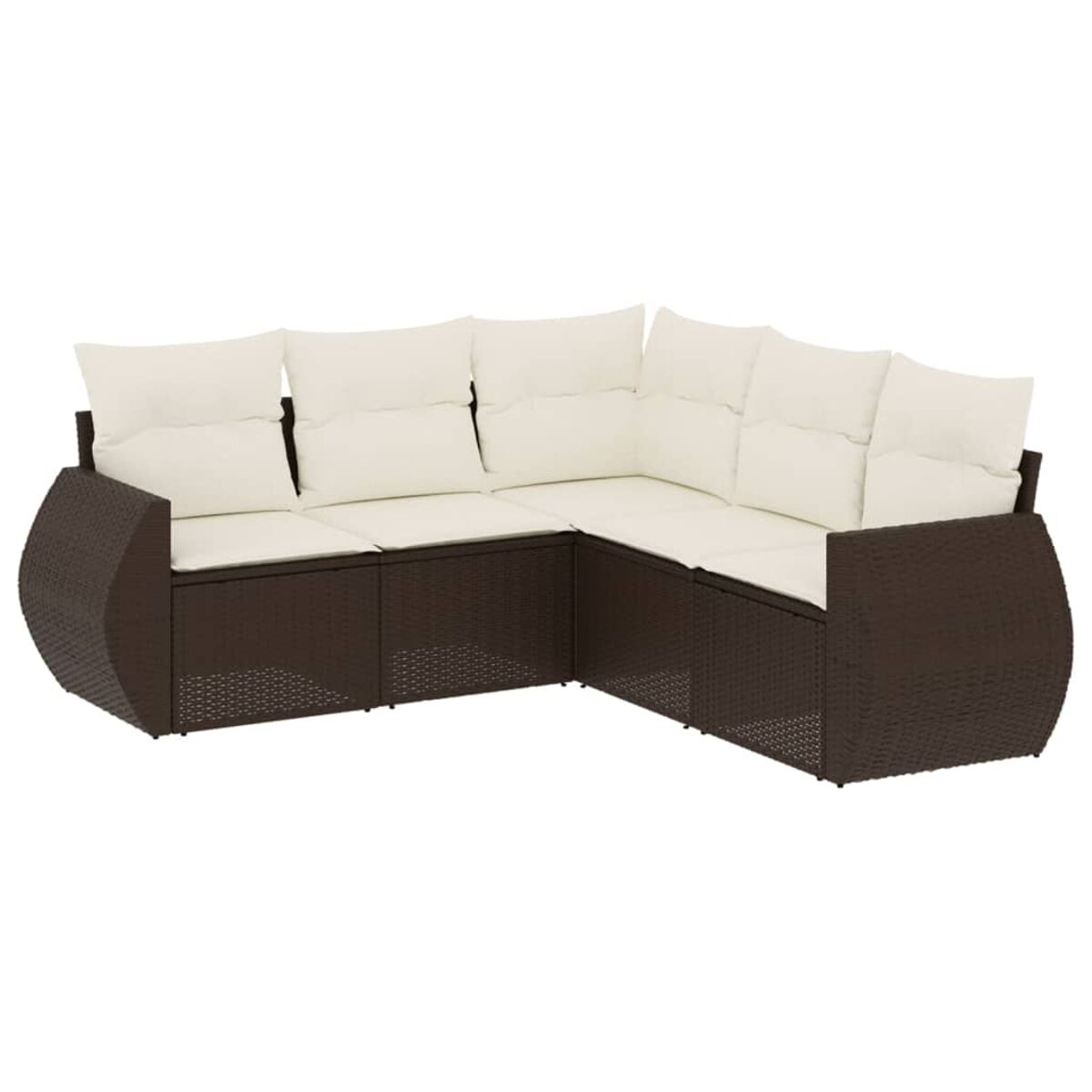 Divano a L in rattan marrone con cuscini bianchi. Sfondo bianco.