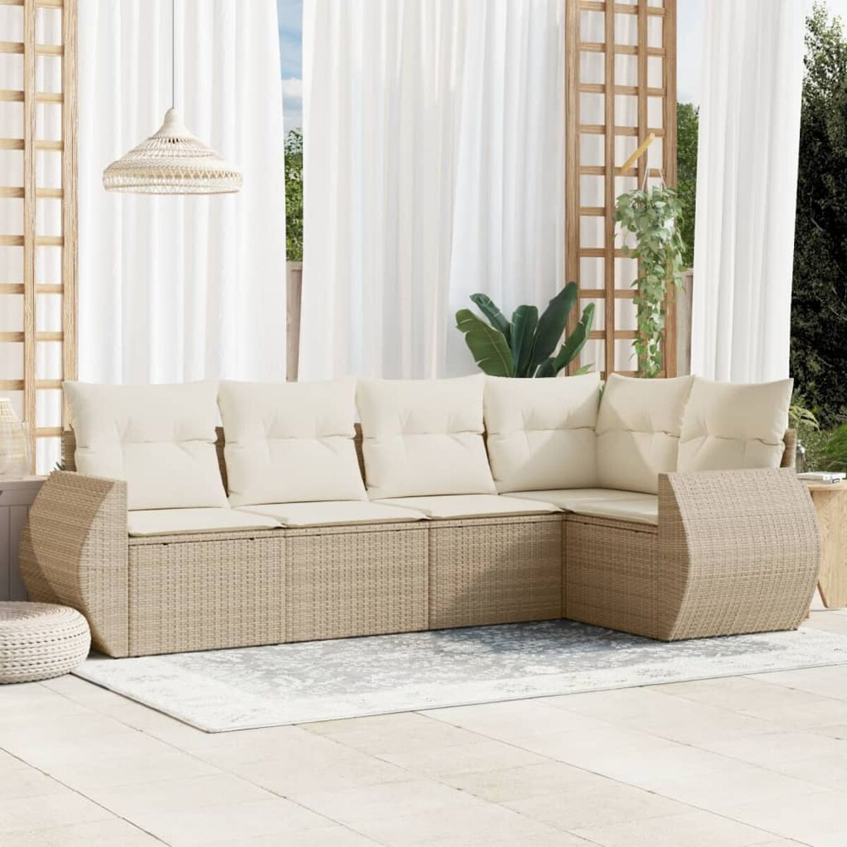 Beiges Outdoor-Ecksofa mit weißen Kissen. Weiße Vorhänge im Hintergrund.