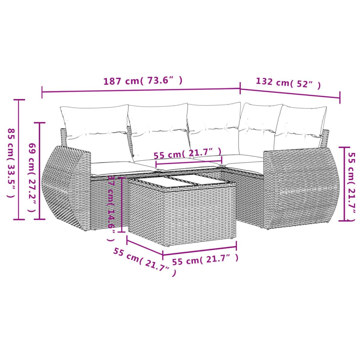 Rattan-Gartensofa-Set mit Maßen. Cremefarbene Kissen sind darauf.