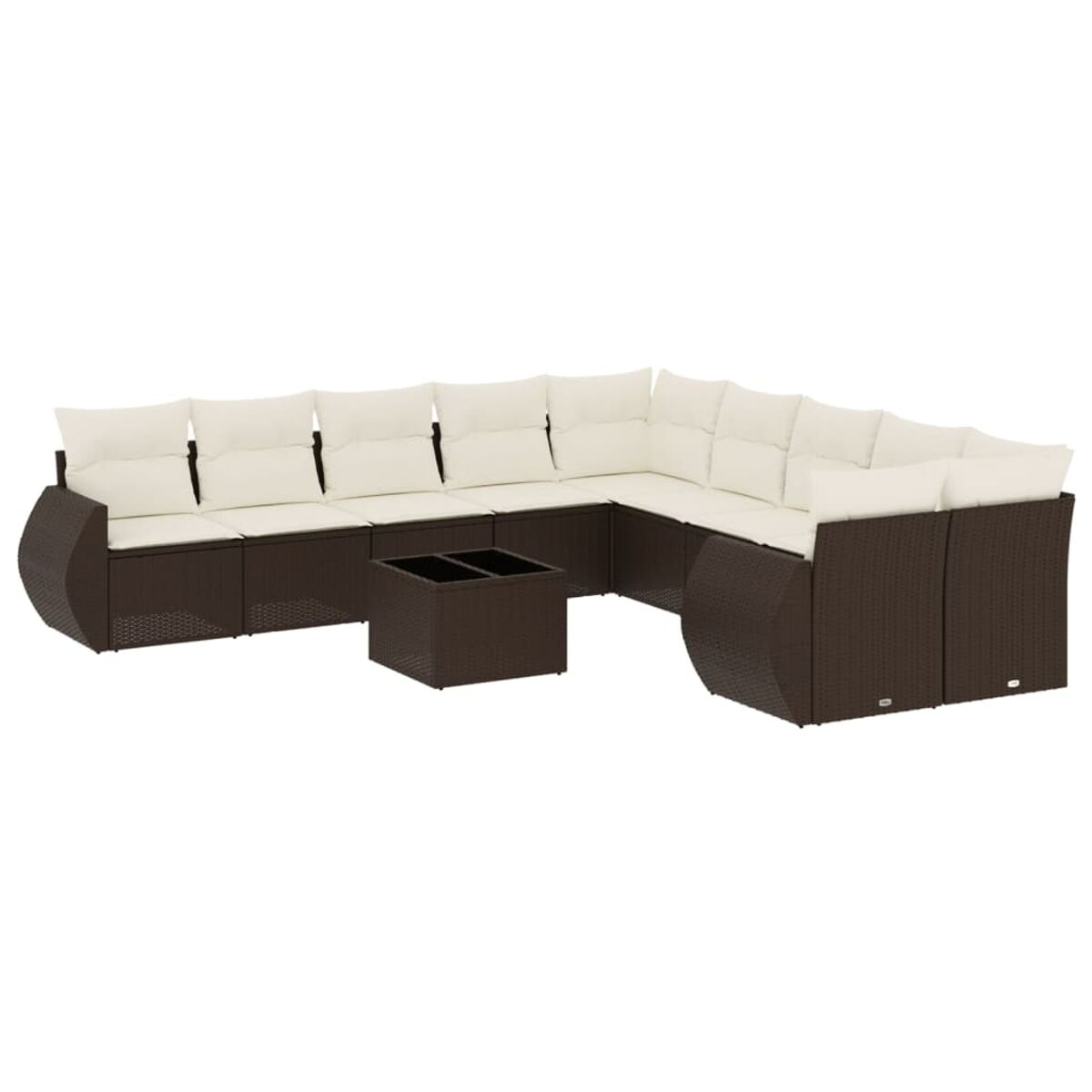 Divano ad angolo in rattan marrone con cuscini color crema e tavolino. Sfondo bianco.