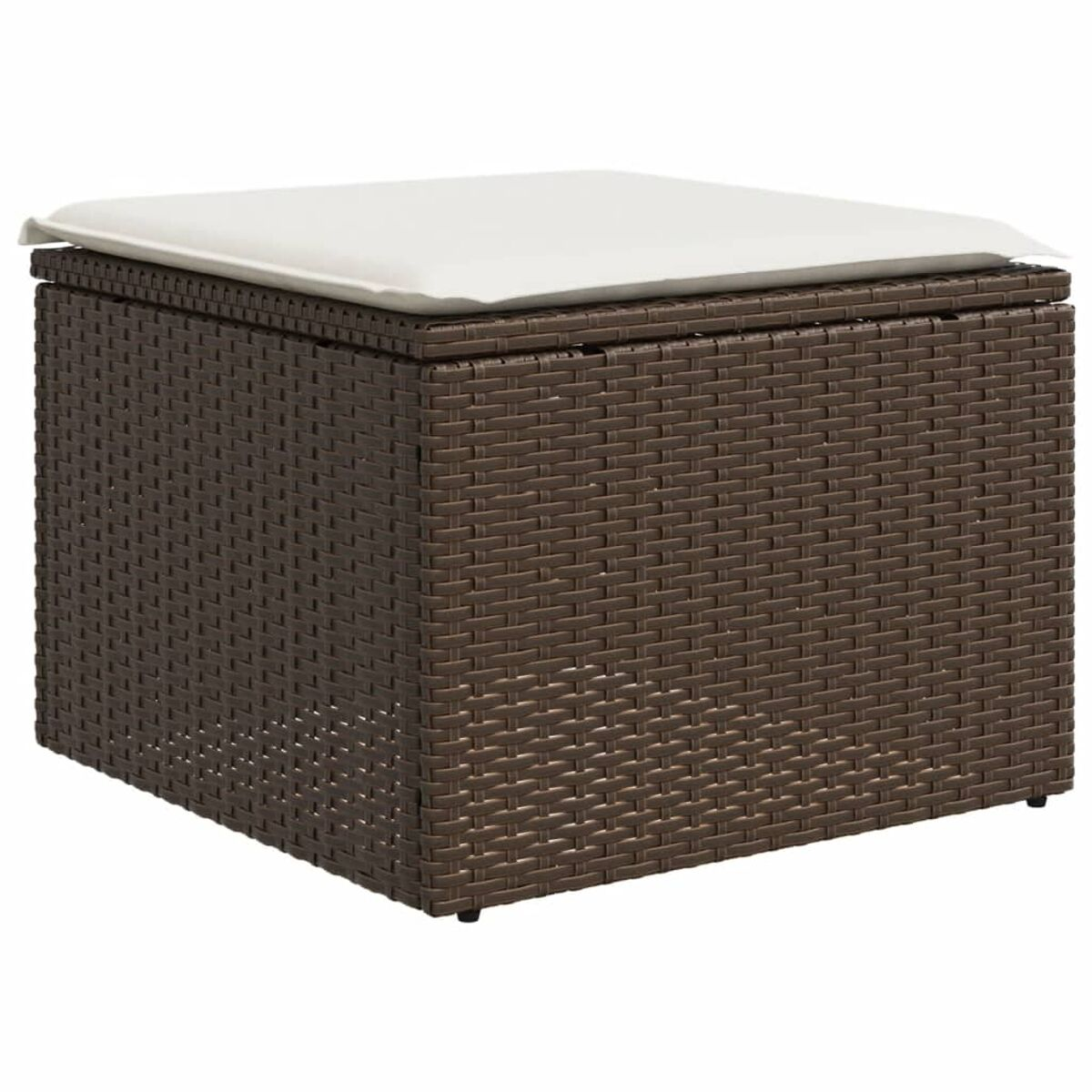 Un pouf in rattan marrone con un cuscino bianco sopra.