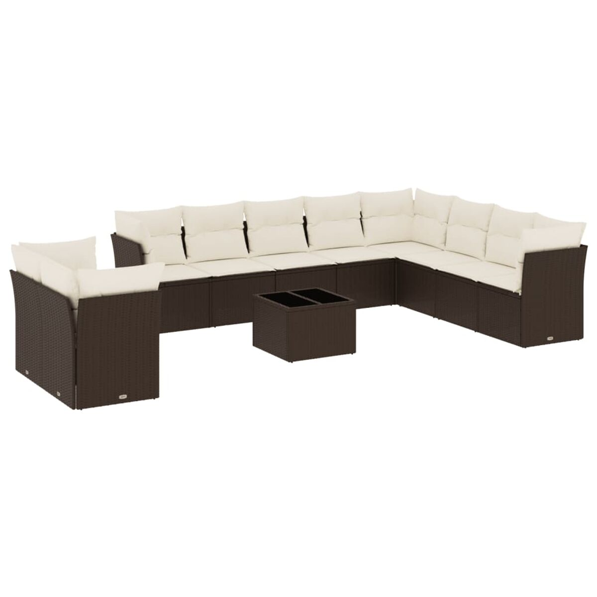 Divano a L in vimini marrone scuro con cuscini color crema. Tavolino quadrato. Sfondo bianco.