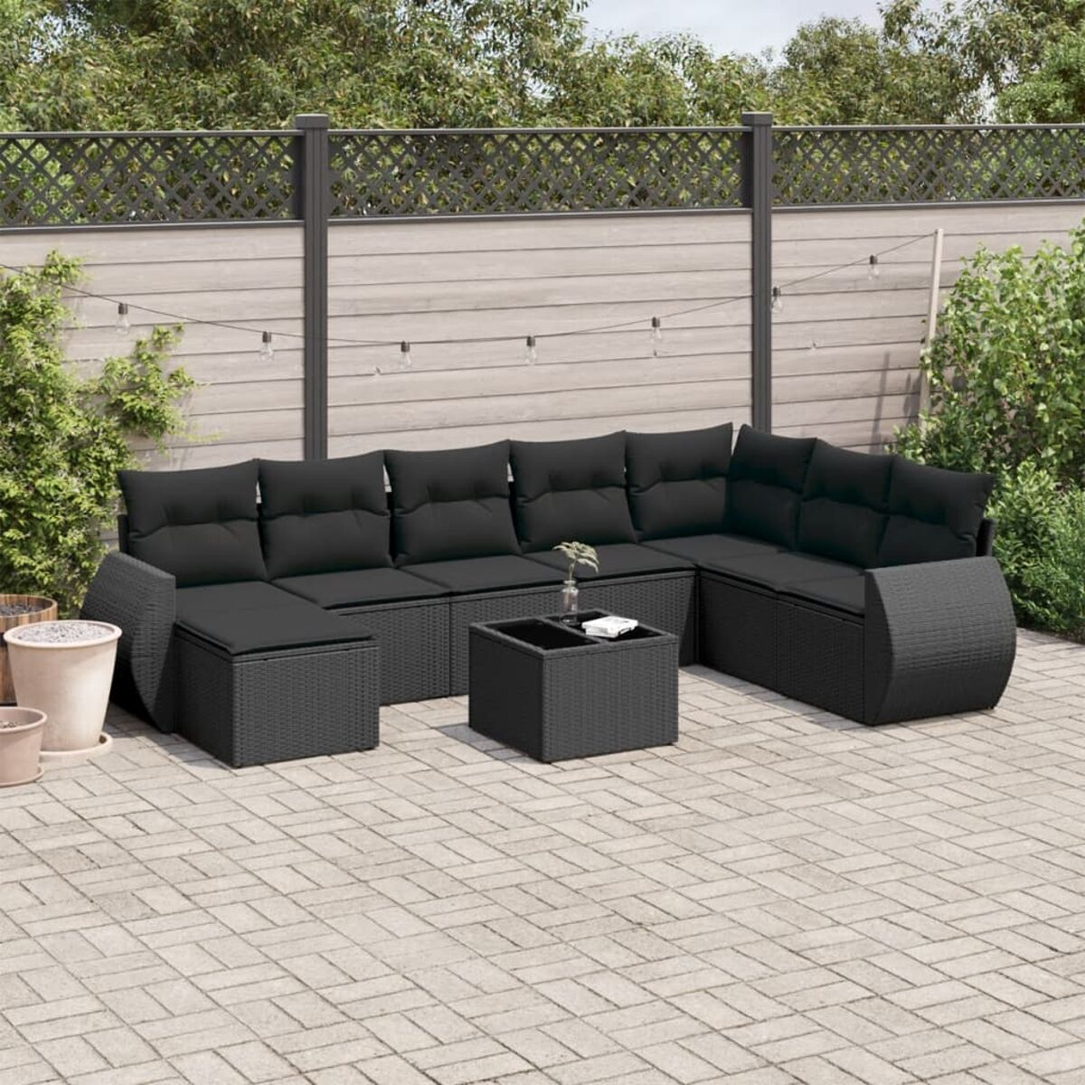 Outdoor-Sofa-Set aus schwarzem Gewebe mit Kissen.