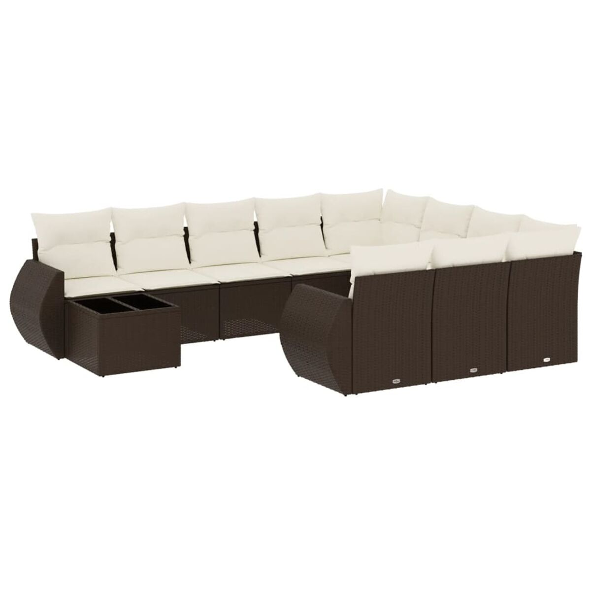 Divano a L in vimini marrone scuro con cuscini color crema. Sfondo bianco.