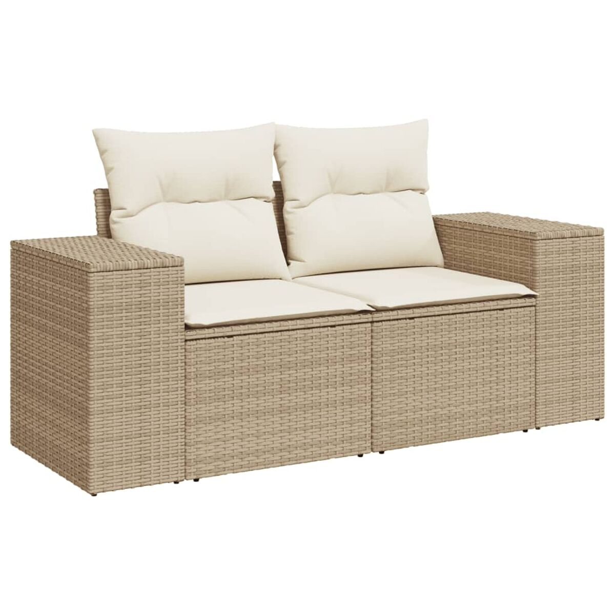 Beige Zweisitzer-Sofa aus Korbgeflecht mit zwei cremefarbenen Kissen. Es hat Armlehnen auf beiden Seiten.