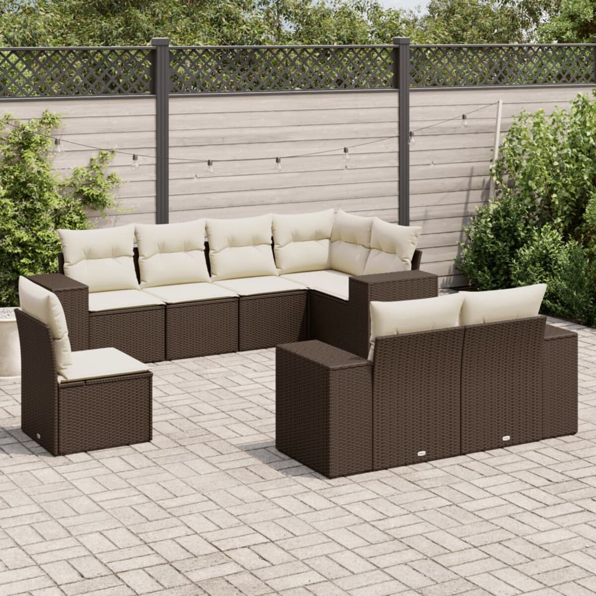 Set di mobili da esterno: divano, sedia e tavolo in rattan marrone, con cuscini beige.