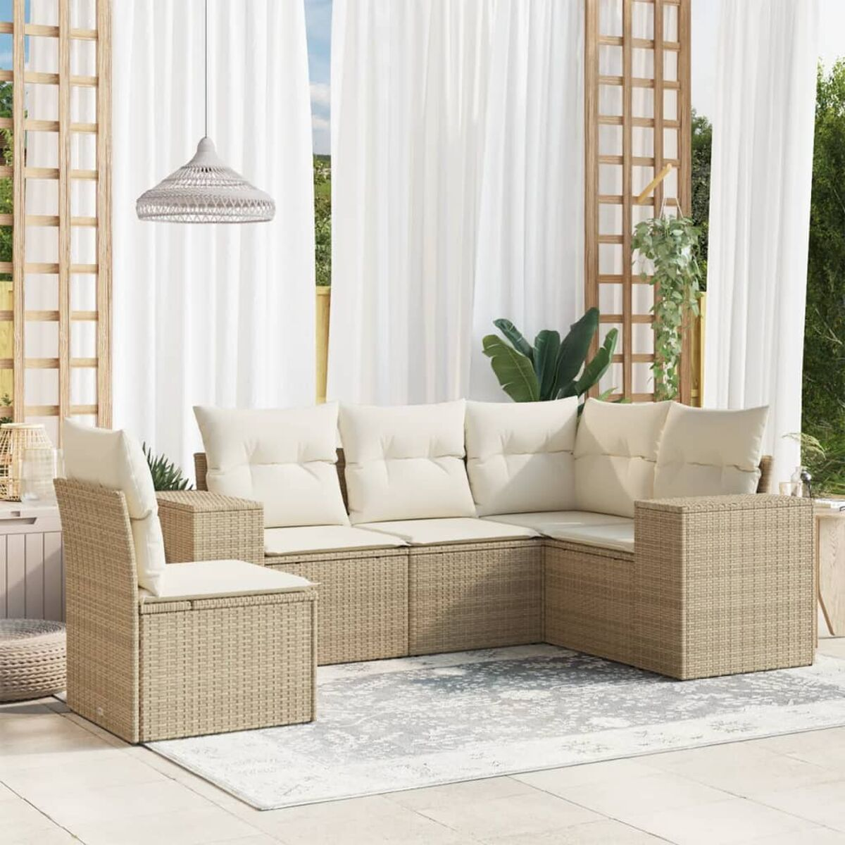 Gartenmöbel-Set mit beigem Korbgeflecht, cremefarbenen Kissen und grauem Teppich.