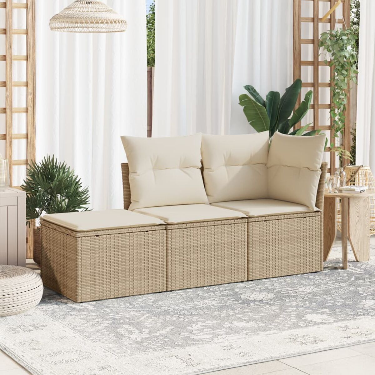 Geflochtenes Gartenmöbelset mit beigen Kissen. Es gibt ein Sofa und eine Ottomane.