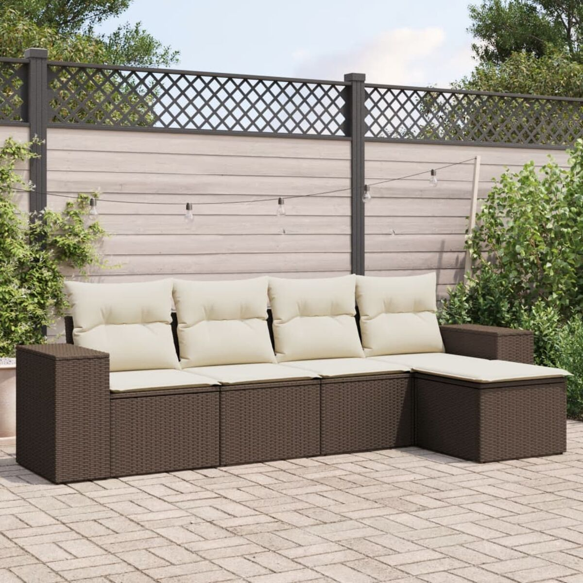 Ein braunes Outdoor-Sofa aus Korbgeflecht mit beigen Kissen.