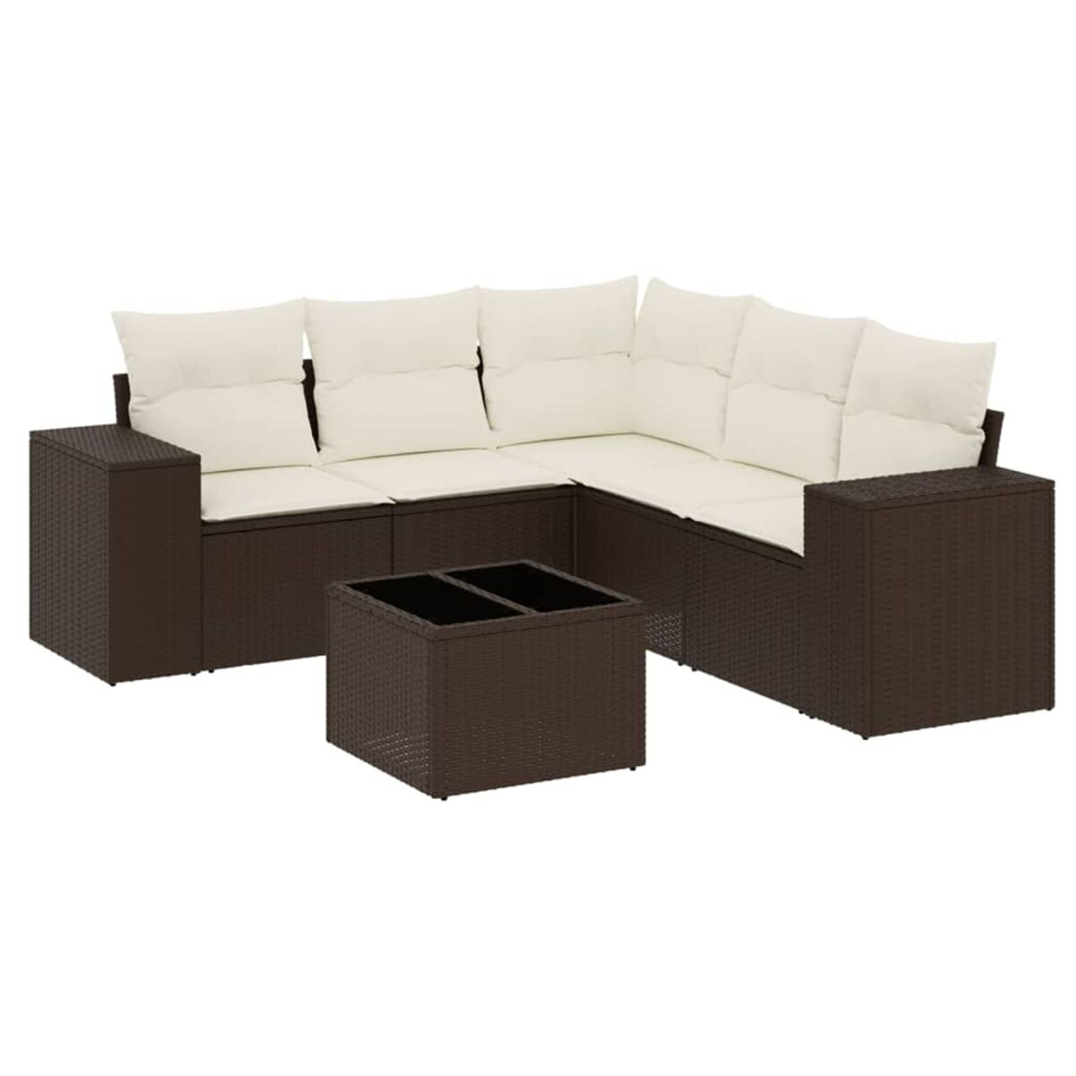 Divano angolare in vimini marrone con cuscini color crema e tavolo. Sfondo bianco.