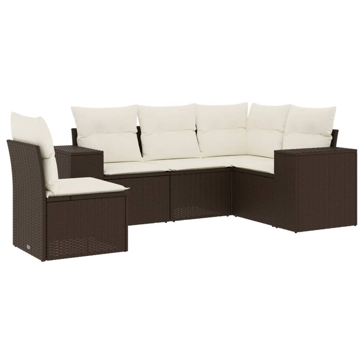 Divano angolare in rattan marrone con cuscini color crema e sedia abbinata.