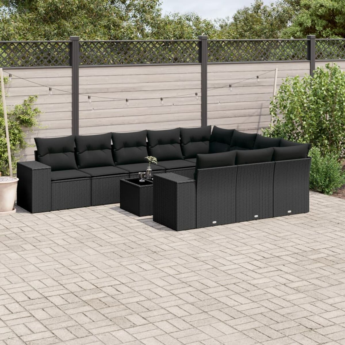 Outdoor-Sitzgruppe, schwarze Rattansofas mit schwarzen Kissen und einem Couchtisch.