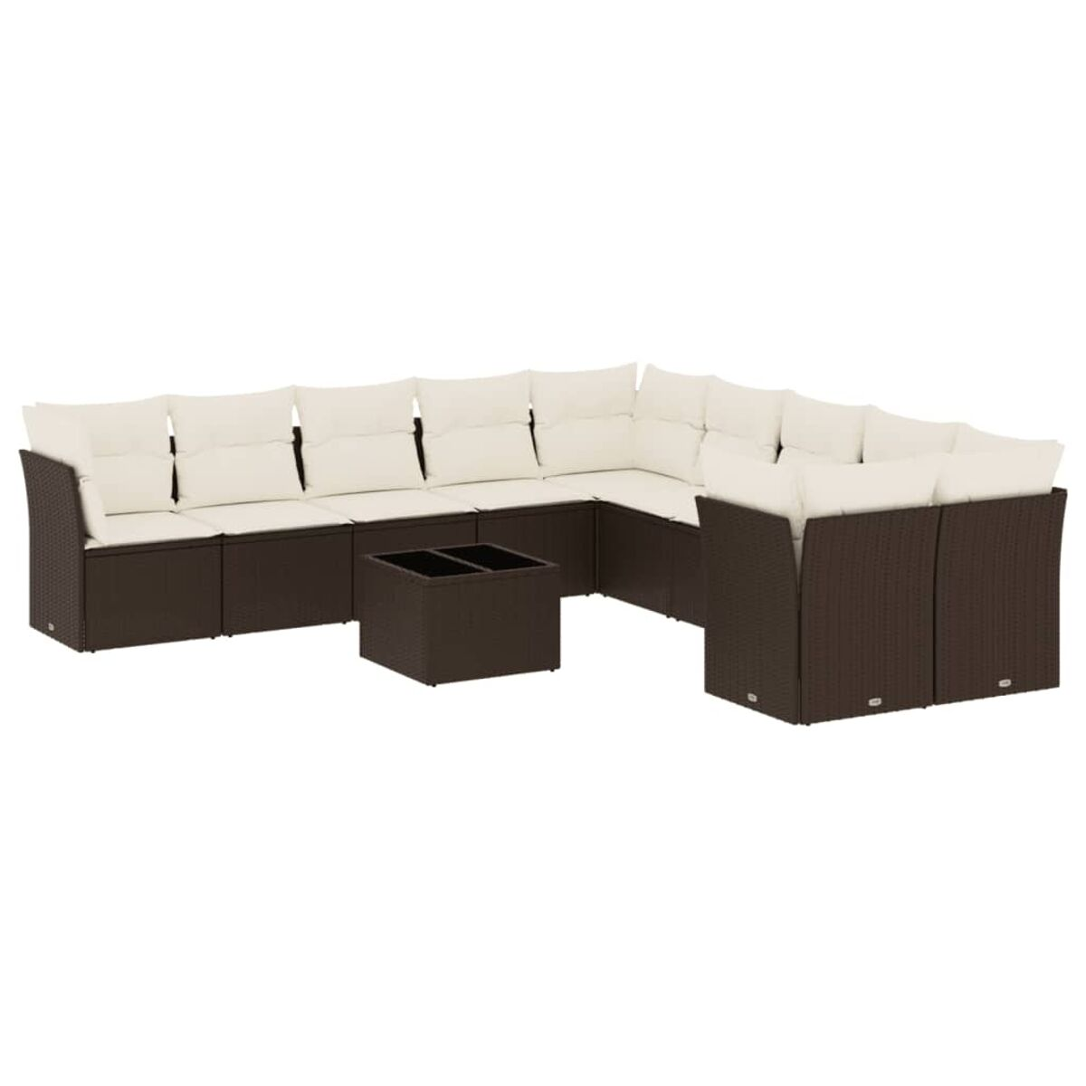 Divano componibile in vimini marrone con cuscini color crema e tavolino con piano nero.