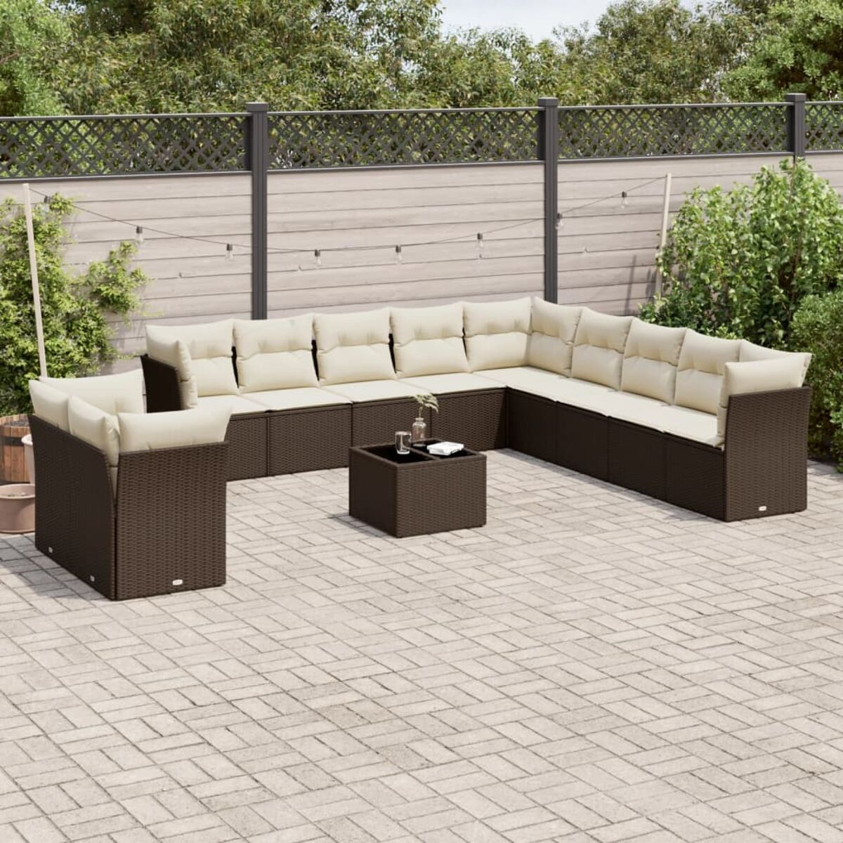 Geflochtenes Ecksofa-Set mit Couchtisch. Braune Farbe, beige Kissen.