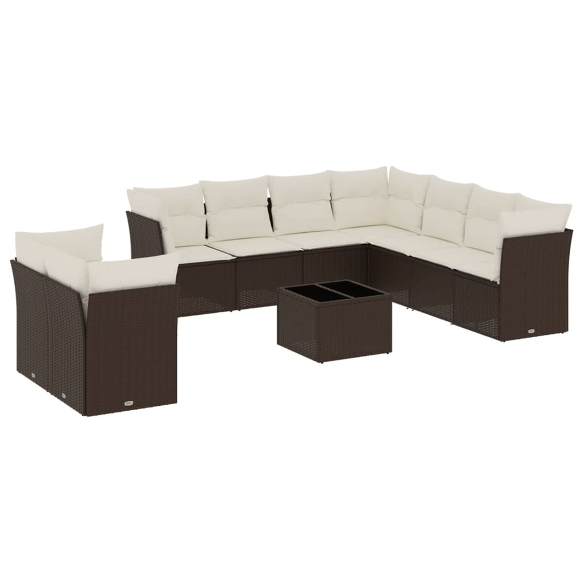 Divano angolare da esterno in rattan marrone con cuscini color crema e tavolino quadrato.