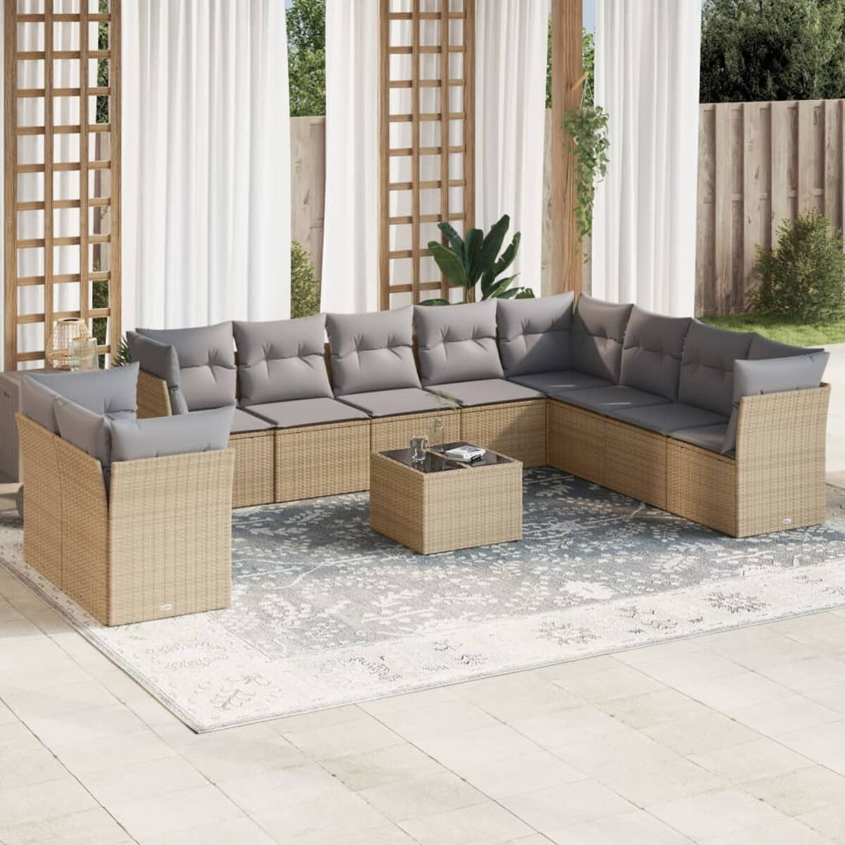 Ecksofa mit grauen Kissen und einem Tisch auf einem Teppich in einer Terrasseneinstellung.