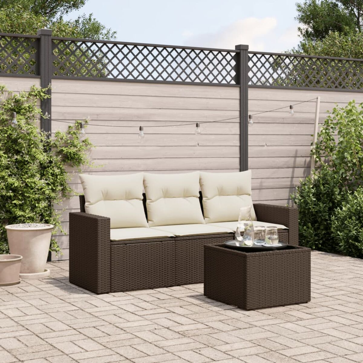 Outdoor-Ecksofa-Set mit dunkelbraunen Kissen, Couchtisch, auf einer Terrasse. Vorhänge.