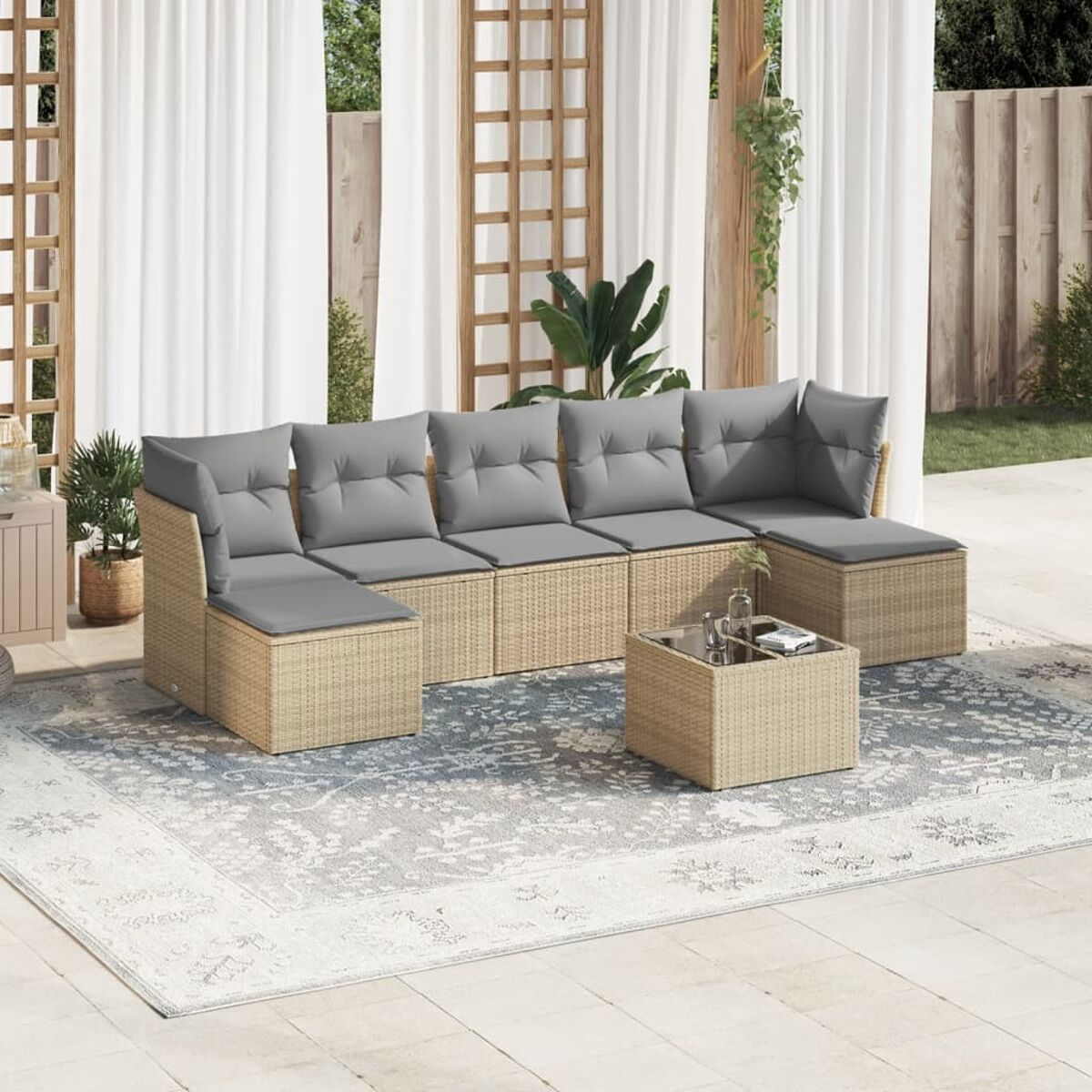 Outdoor-Ecksofa-Set aus Wicker mit grauen Kissen und einem Couchtisch.