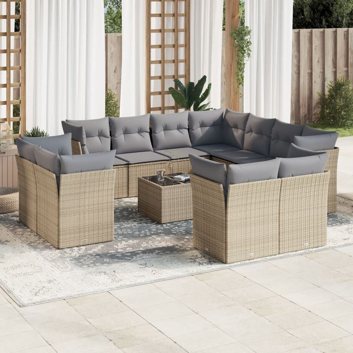 Gartenmöbel-Set aus Korbgeflecht mit grauen Kissen und einem kleinen Tisch.