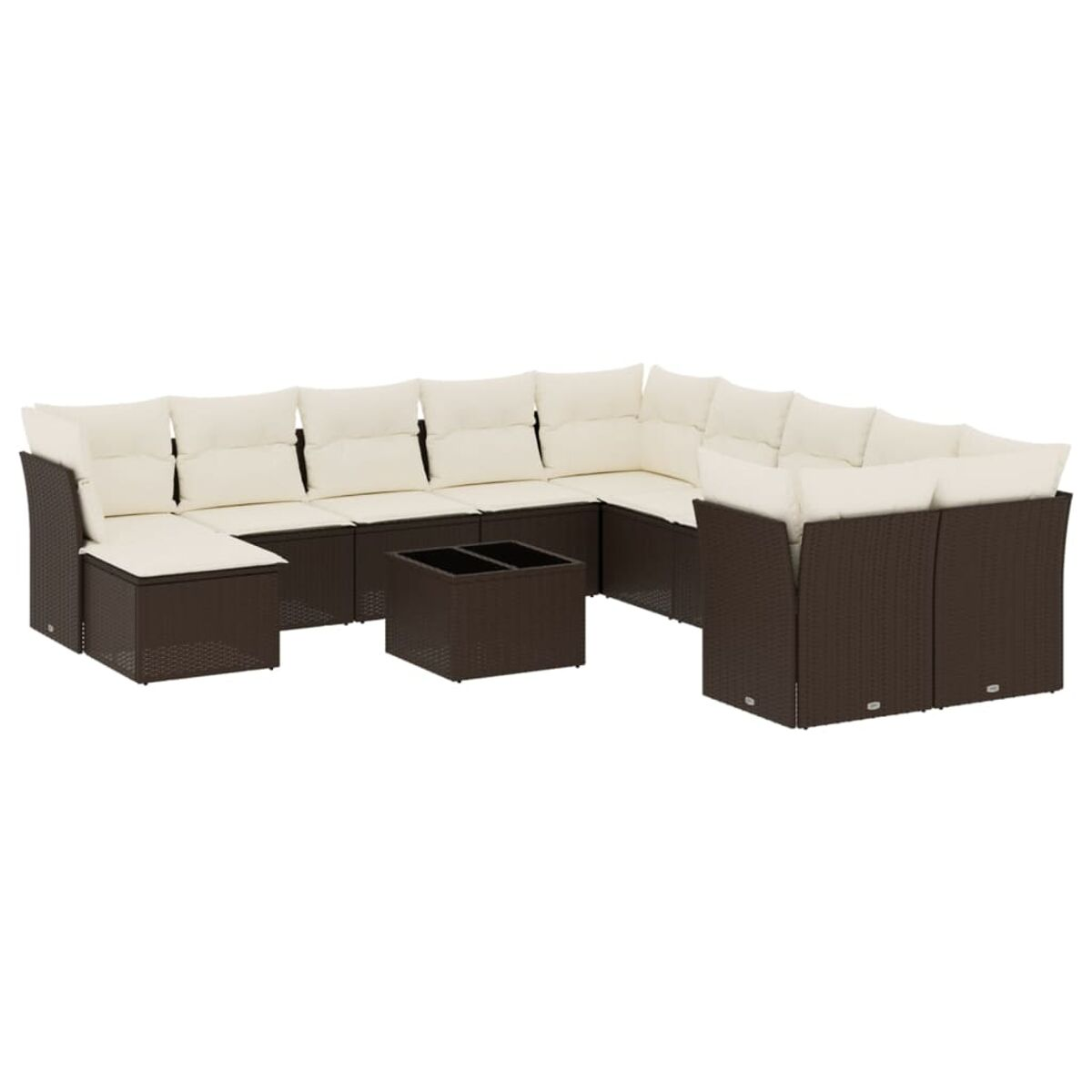 Set divano in vimini marrone con cuscini color crema e tavolo. A forma di L. Su sfondo bianco.