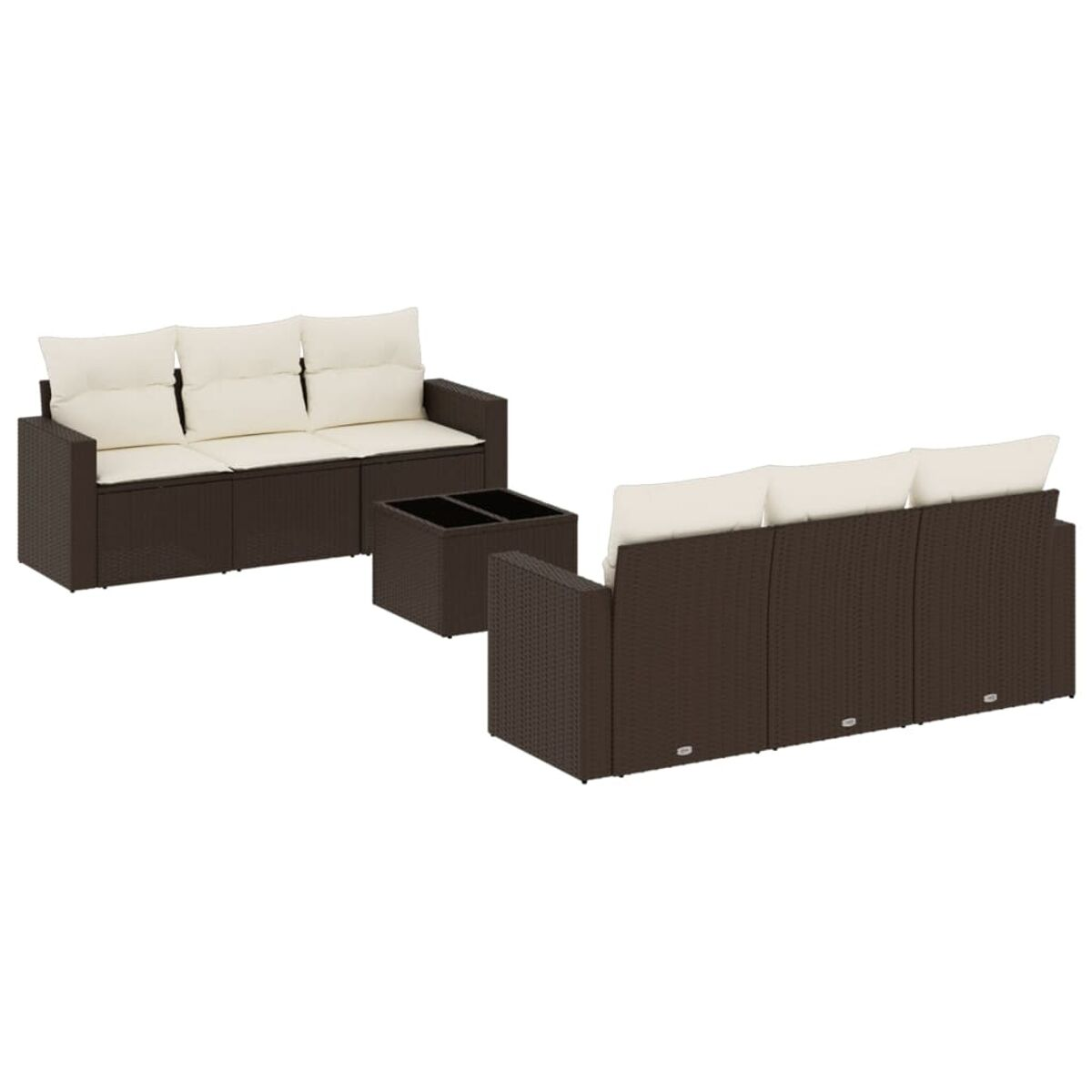 Set da patio in rattan marrone con cuscini bianchi. Include due divani e un tavolino.